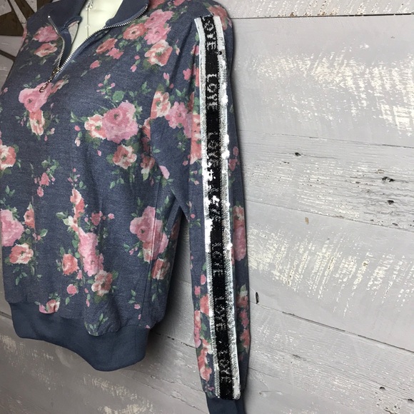 Adorable floral top with sequin LOVE on sleeves - Picture 2 of 6